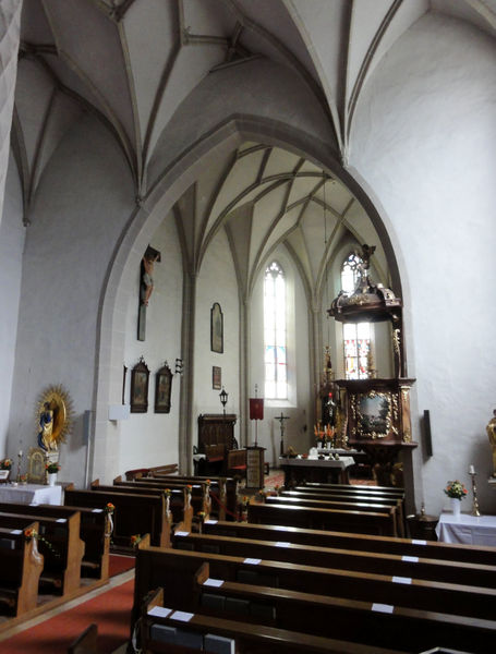 Datei:Pfarrkirche Weißenkirchen, Innenansicht.jpg