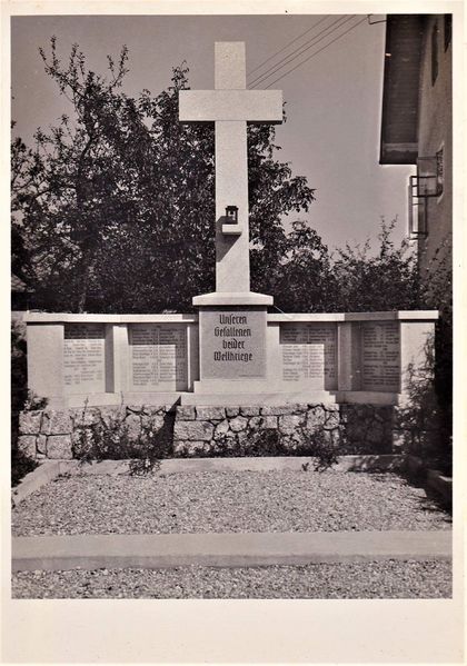 Datei:Kriegerdenkmal neben Gemeinde.jpg