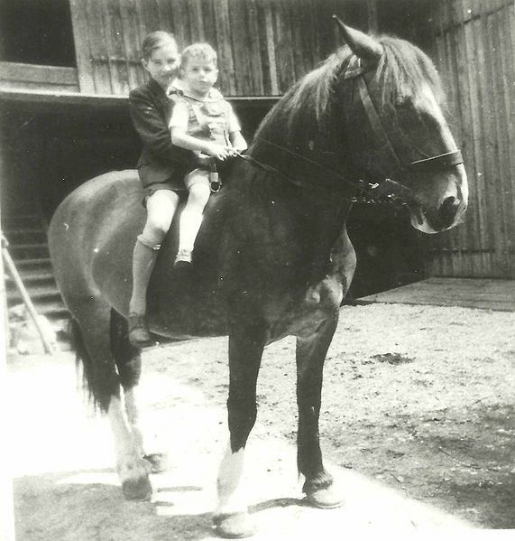 Datei:KinderPferd1947-2.jpg