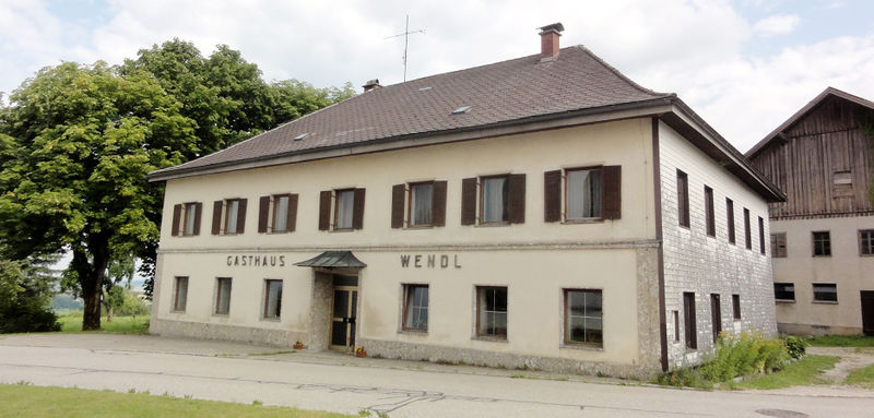 Datei:Geschlossenes Gasthaus Wendl in Weißenkirchen.jpg