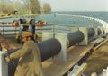 28.000 Meter Rohrleitungen werden im See versenkt 1976