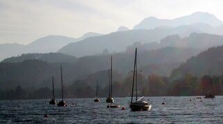 Boote im Schatten der Bergkulissen