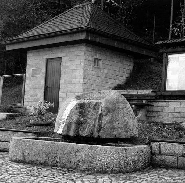 Datei:Denkmal Brunnenkahrl.jpg
