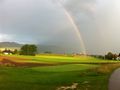 Ein Regenbogen taucht den Golfplatz in sein gleißendes Licht