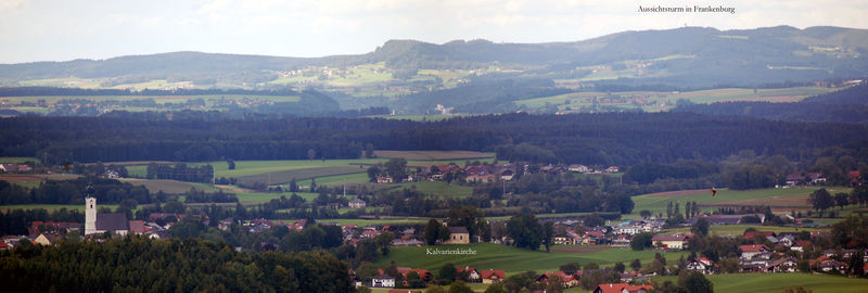 Datei:St. Georgen mit der Kalvarienkiche, Panoramaaufnahme vom Kronberg.JPG