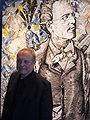 Christian Ludwig Attersee vor dem von ihm geschaffenen Gustav-Mahler-Mosaik in Steinbach am Attersee