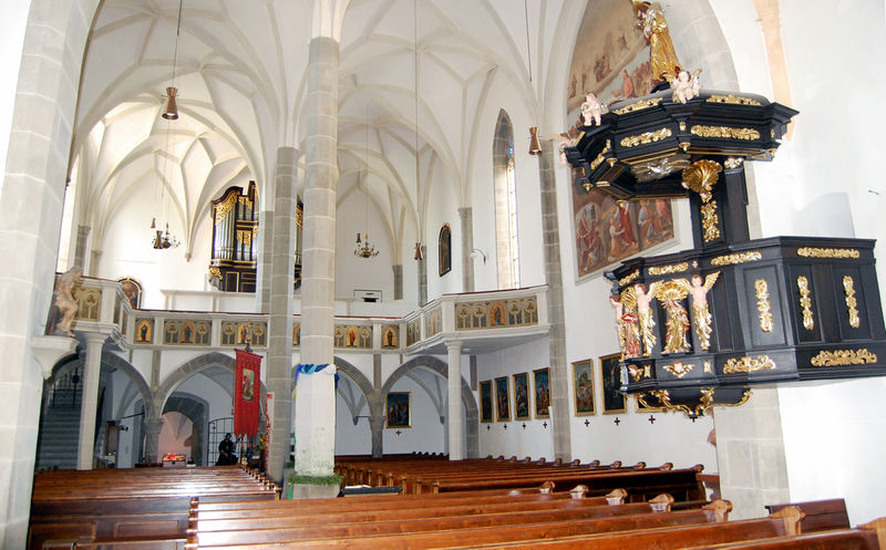 Datei:Pfarrkirche St. Georgen, Kirchenansicht in Richtung Empore.jpg