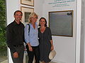 11. Juli 2012: Die Vorstandsmitglieder Leo Gander, Eva Knoll und Waltraud Ottet vor dem Bild "Am Attersee"