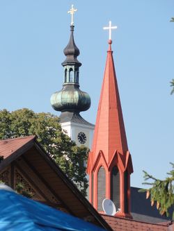 Attersee katholischer und evangelischer Kirchturm.jpg