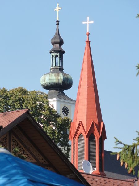 Datei:Attersee katholischer und evangelischer Kirchturm.jpg