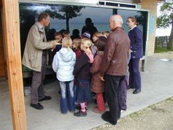 2005 Alwis Wiener bei Führung Schulklasse.JPG