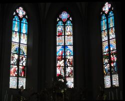 Kirchenfenster im Altarraum in der Pfarrkirche Schörfling.jpg