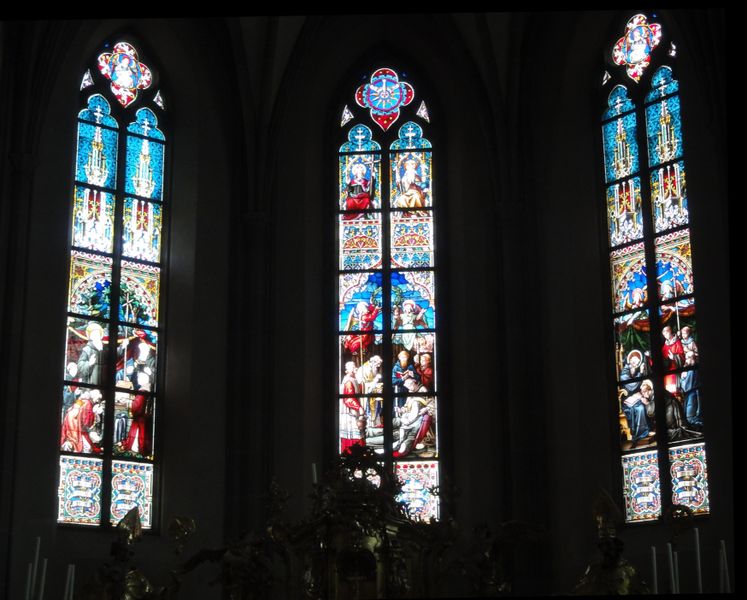 Datei:Kirchenfenster im Altarraum in der Pfarrkirche Schörfling.jpg