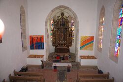 Altar in der Konradkirche mit Wandteppichen von Lydia Roppolt.jpg