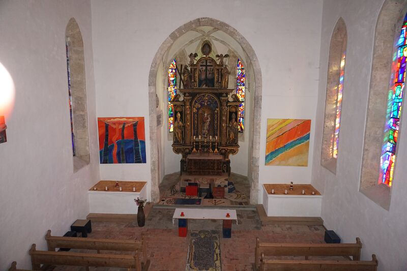 Datei:Altar in der Konradkirche mit Wandteppichen von Lydia Roppolt.jpg