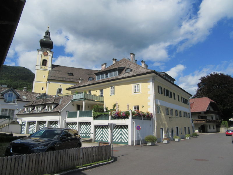 Datei:Denkmalgeschütztes ehemaliges Hotel Goldenes Schiff und Pfarrkirche Sankt Bartholomäus in Unterach am Attersee.JPG