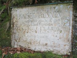 Kaiserbrunnen in Burgau, Erinnerungstafel an Franz Josef und Elisabeth, vom Verschönerungsverein der Gemeinde Unterach.jpg