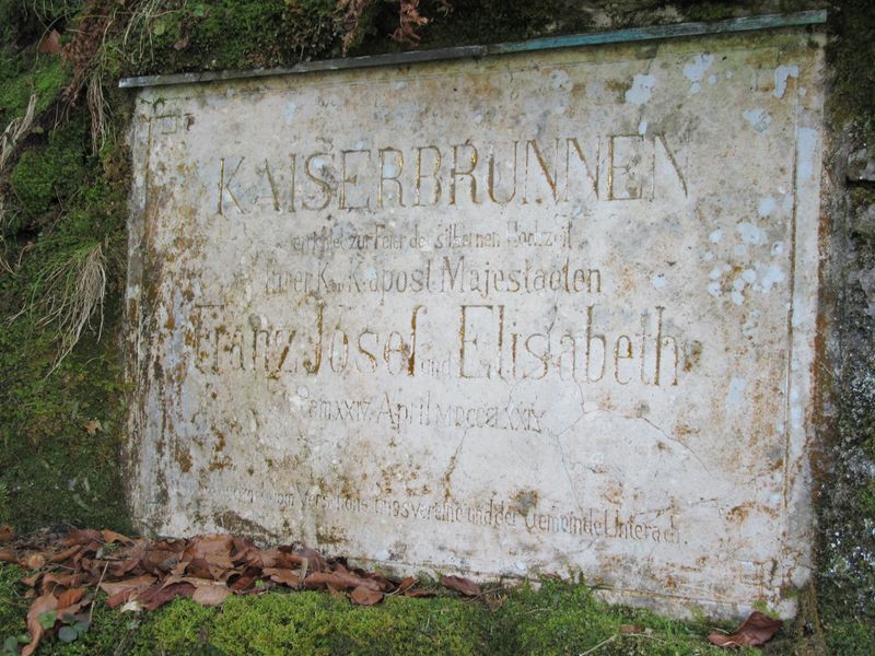 Datei:Kaiserbrunnen in Burgau, Erinnerungstafel an Franz Josef und Elisabeth, vom Verschönerungsverein der Gemeinde Unterach.jpg