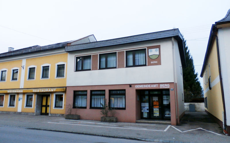 Datei:Gemeindeamt Berg im Attergau.jpg