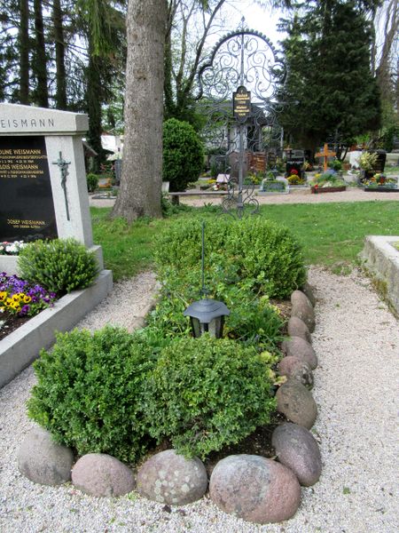 Datei:Harnoncourt Grabstätte im Friedhof von St. Georgen im Attergau.jpg